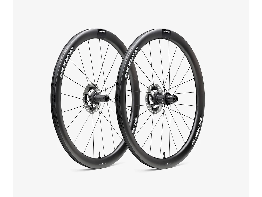 Scope R4 700c 45mm hjulsæt Shimano body disc carbon hvide decals Scope R4 700c 45mm hjulsæt Shimano body disc carbon hvide decals
