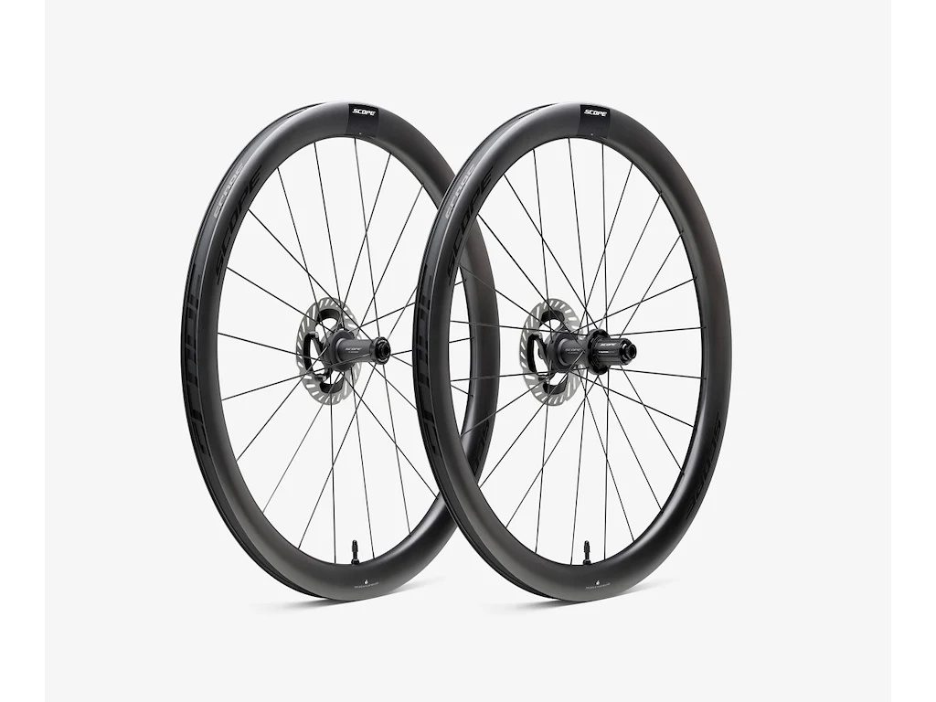 Scope R4 700c 45mm hjulsæt Shimano body disc carbon sorte decals Scope R4 700c 45mm hjulsæt Shimano body disc carbon sorte decals