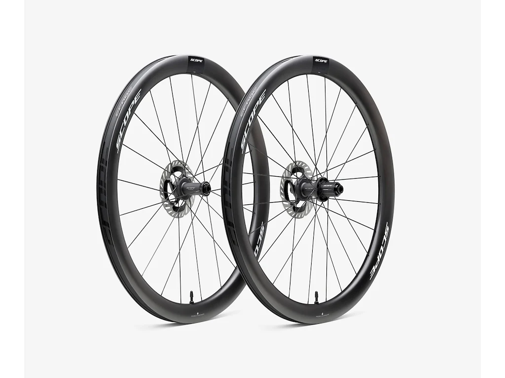 Scope R4.A 700c 45mm hjulsæt Shimano body disc carbon hvide decals Scope R4.A 700c 45mm hjulsæt Shimano body disc carbon hvide decals