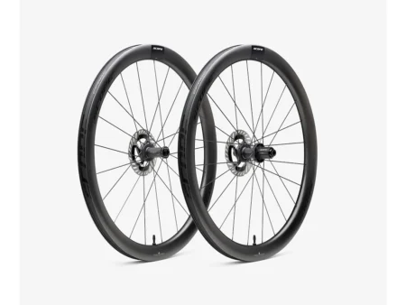 Scope R4.A Disc hjulsæt Carbon 700c 45mm fælg og Shimano body - Black decals - 2026